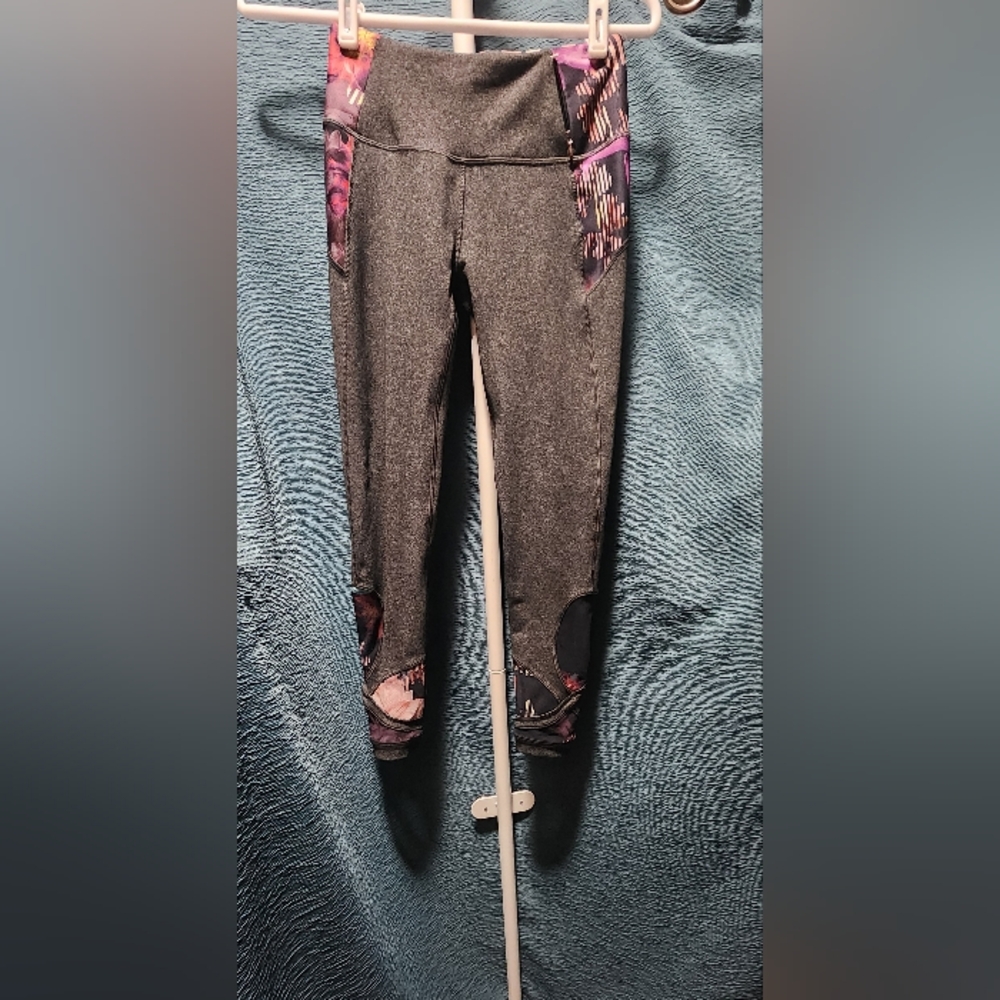 Calia Cropped Capri Leggings Size XSmall Gray Floral Sheer No Flaws Worn Twice